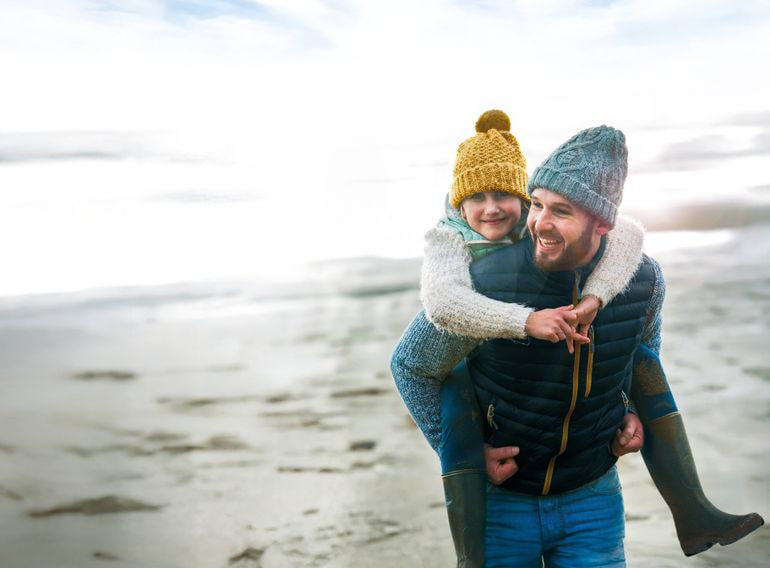 ojciec, dziadek i uśmiechnięty chłopiec